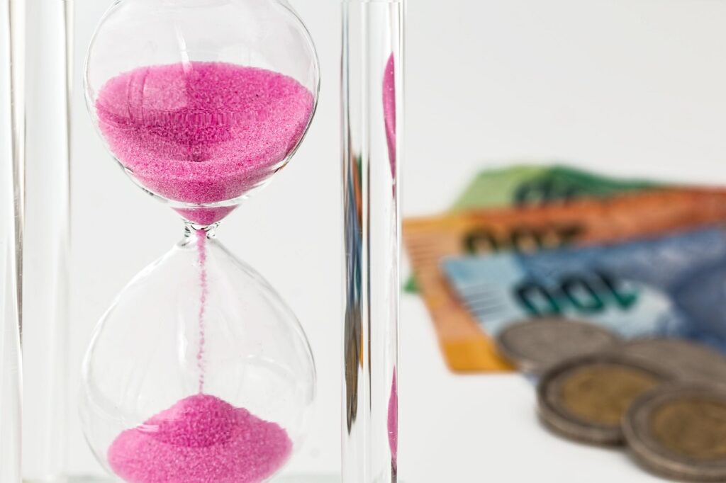 Sablier et pièces illustrant l'investissement à long terme en private equity via FCPR et FPCI