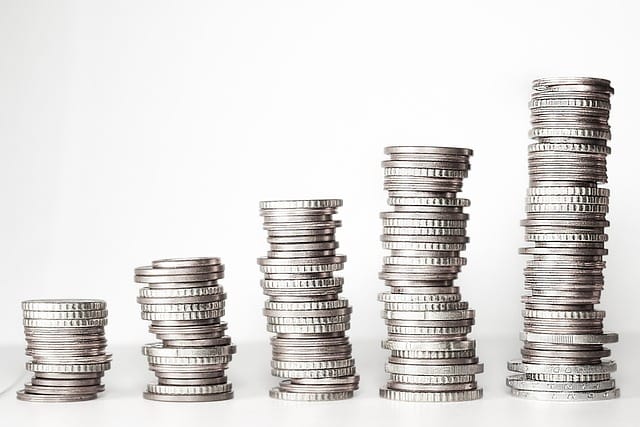 Épargne salariale 2026 — Pile de pièces symbolisant l'épargne entreprise constituée par le PEE, PERCOL et l'abondement