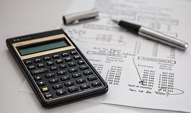 Calculatrice et documents financiers — calcul des frais d'assurance-vie