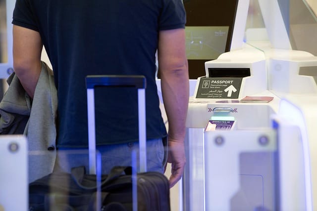 Assurance-vie non-résident : passeport et valise avant un départ à l'étranger