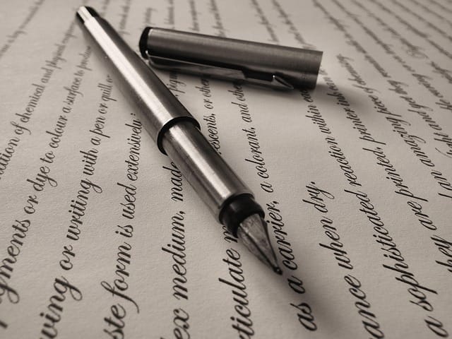Contrat de capitalisation : signature d'un contrat au stylo plume