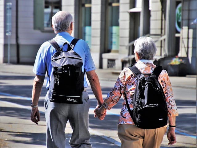Régimes obligatoires de retraite : couple de retraités en randonnée